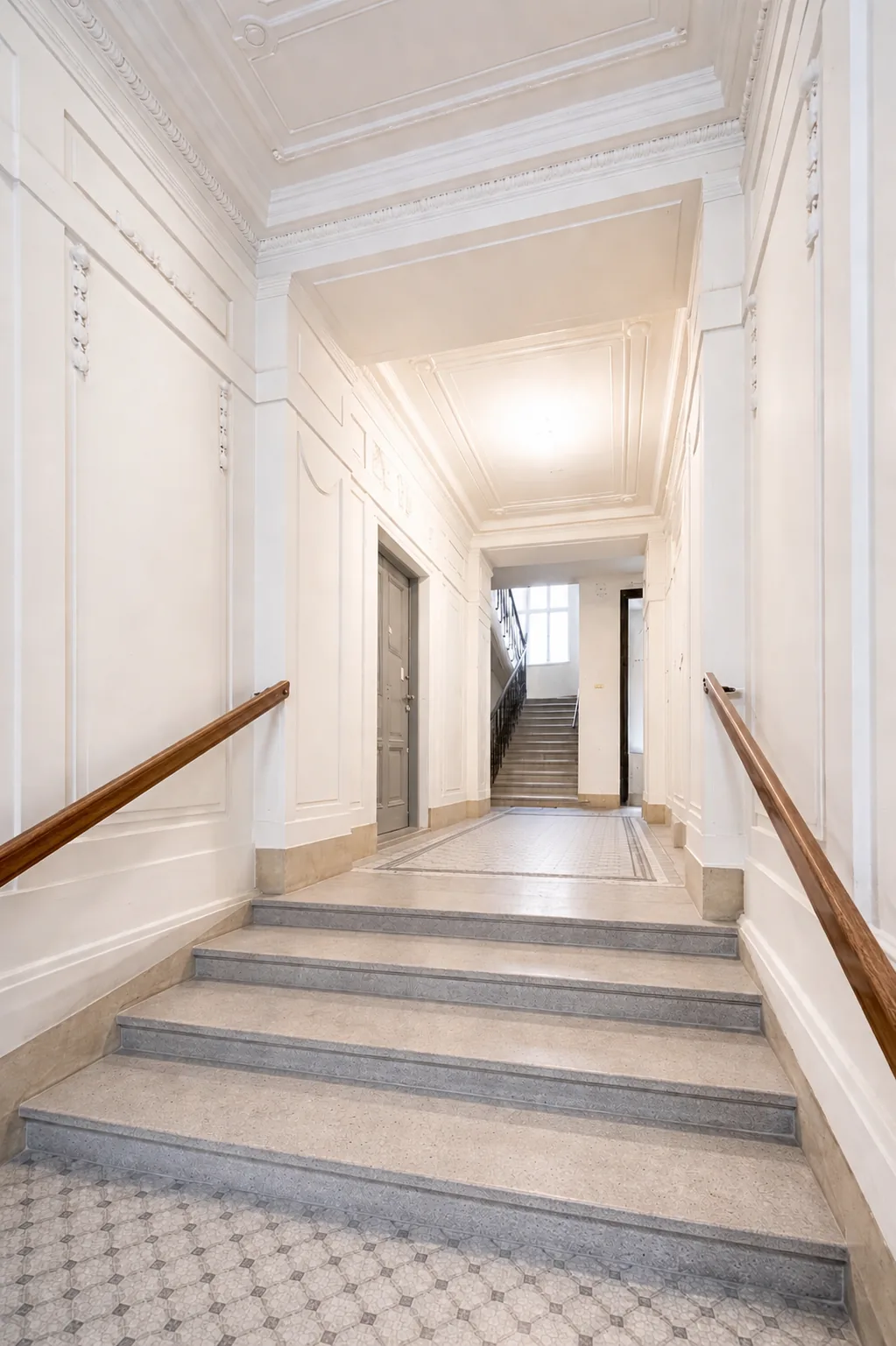 Foyer Miss März mit restaurierter Stuckdecke und originärem Fliesenboden